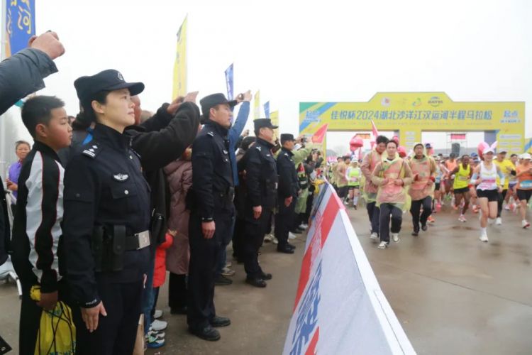 沙洋公安護航2024湖北沙洋江漢運河半程馬拉松賽事