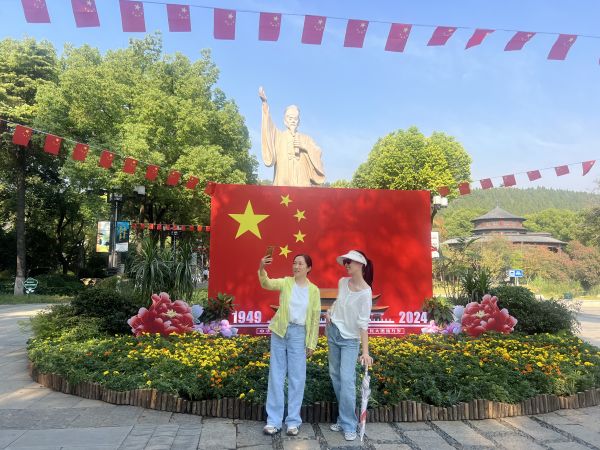 中心城區公園廣場(chǎng)靚起來(lái)(分離圖)市民打卡(9967739)-20240927092504